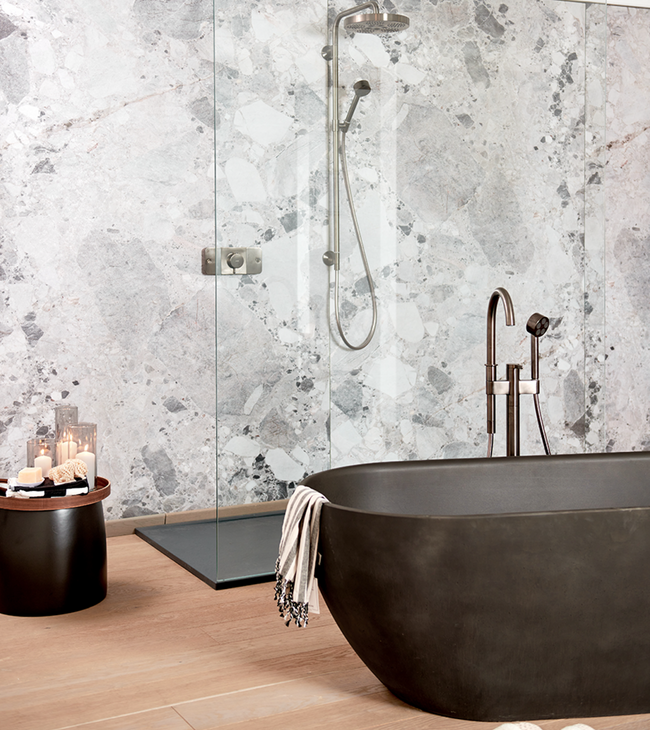 Luxe badkamer met Axor One kranen ontworpen door Barber en Osgerby