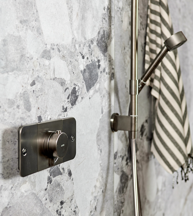 Axor One douchekraan in gunmetal, ontworpen door Barber & Osgerby