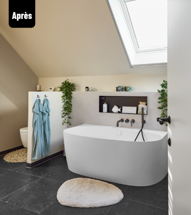 Nouveau bains back-to-wall à Hasselt dans une salle de bains moderne ét lumineuse