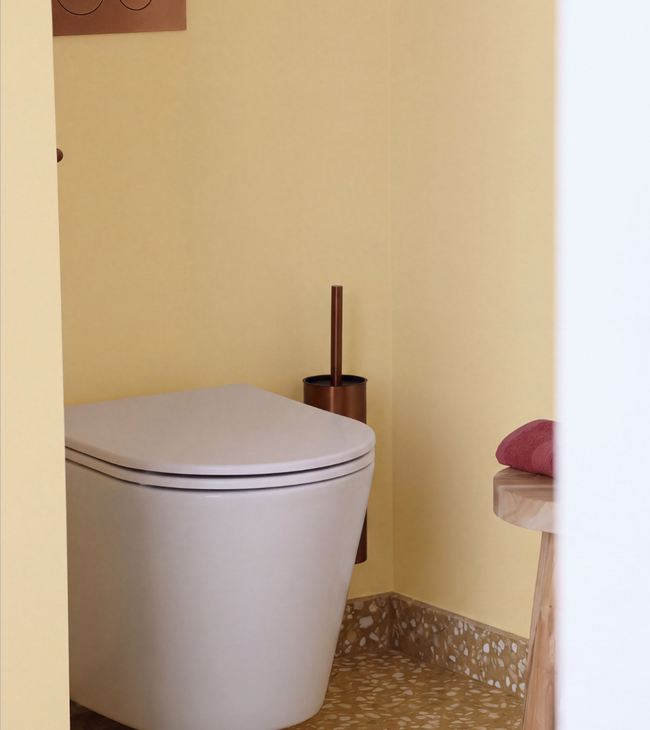 Toiletinspiratie: butter yellow wanden, gele terrazzo vloer & bronzen details