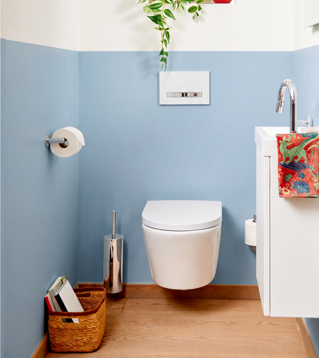 Modern color blocking toilet met licht blauwe muren en houten vloer