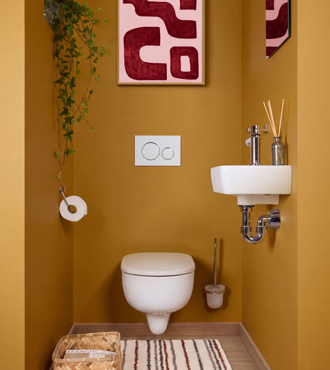 Toiletinspiratie: oker wanden, houten vloer & chroom details
