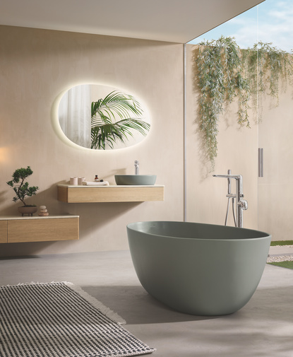 Salle de bain naturelle avec baignoire verte