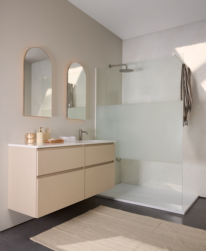 Salle de bains avec deux miroirs en forme d'arc au-dessus d'un meuble-lavabo et une douche à l'italienne avec vitrage dépoli.