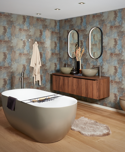 Salle de bain élégante avec baignoire îlot, meuble en bois et accessoires de salle de bain tendance dans un style urbain industriel.