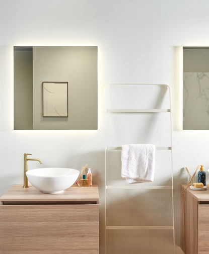 Salle de bain moderne avec meubles en bois et miroir à éclairage indirect pour une ambiance élégante et chaleureuse.