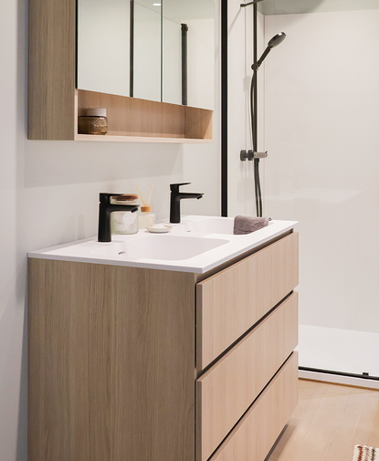 Nordic Badkamer met licht houten meubel en zwarte details