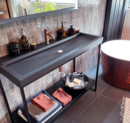 Salle de bain Urban Industrial avec robinet en cuivre et vasque effet béton