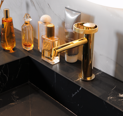 Salle de bain au style hôtel chic avec robinetterie dorée