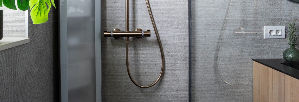 Douche moderne avec tête de douche pluie et chauffage infrarouge Sunshower intégré dans la salle de bain pour confort et luxe