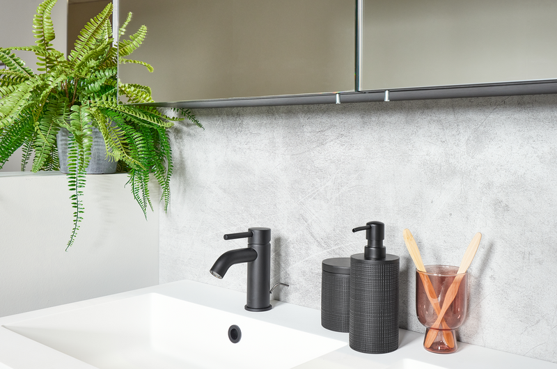 Lavabo moderne avec robinet noir et accessoires de salle de bain élégants pour un look épuré et contemporain.